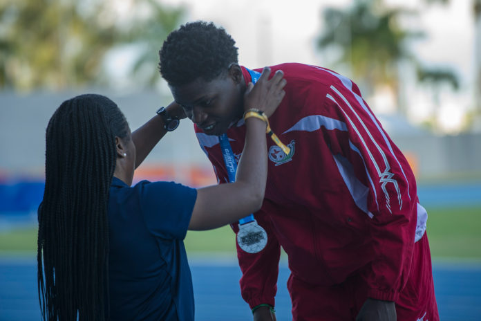 Un athlète guadeloupéen reçoit une médaille au CARIFTA