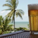 Aline Arsenault crée la bière « Karett » à Deshaies.